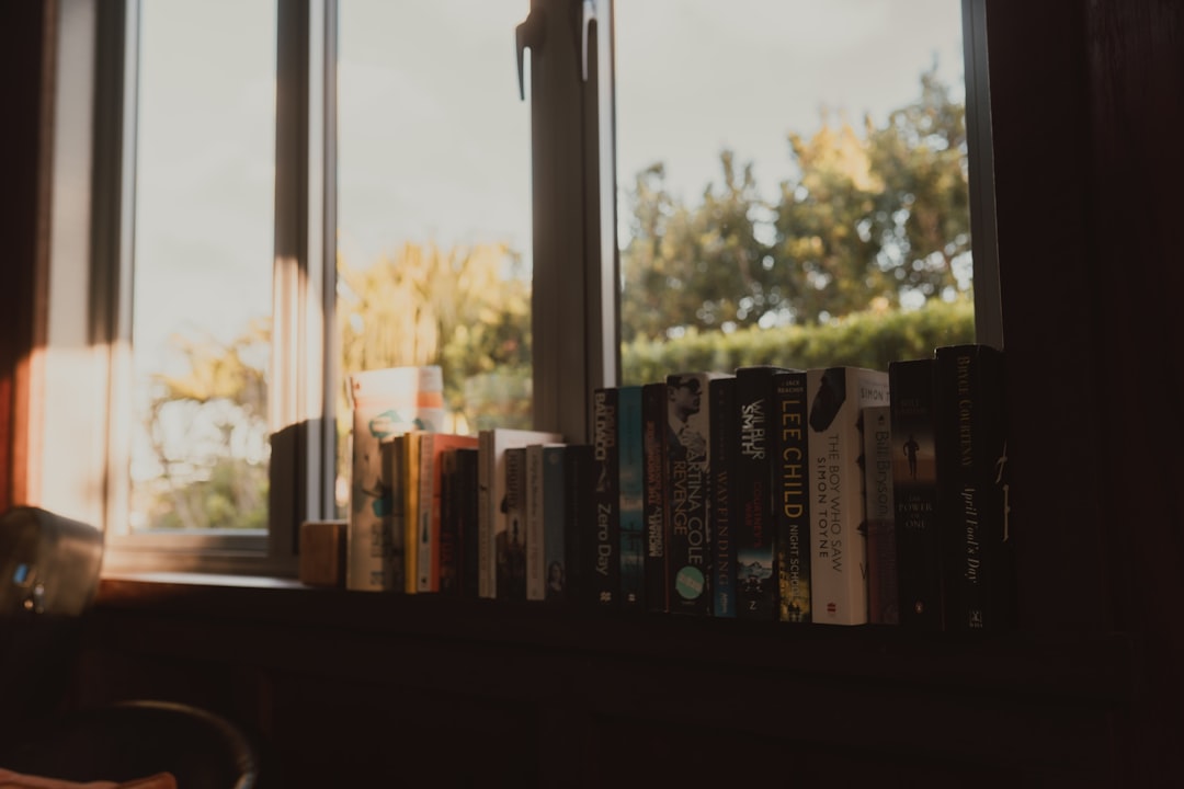 Bücher auf einer Fensterbank im warmen Licht