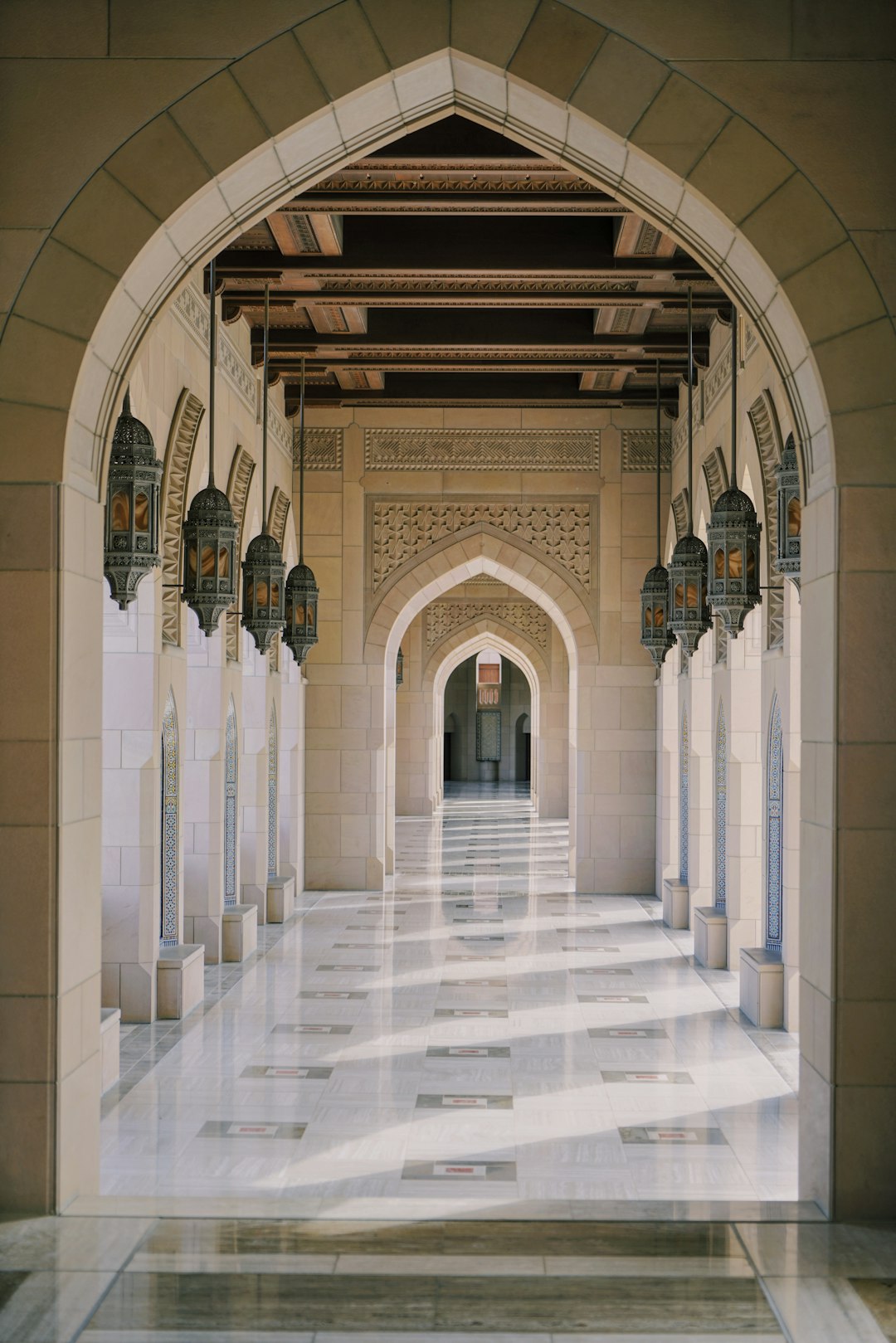 ممر خالٍ بأقواس متتابعة في جامع السلطان قابوس الأكبر بمسقط