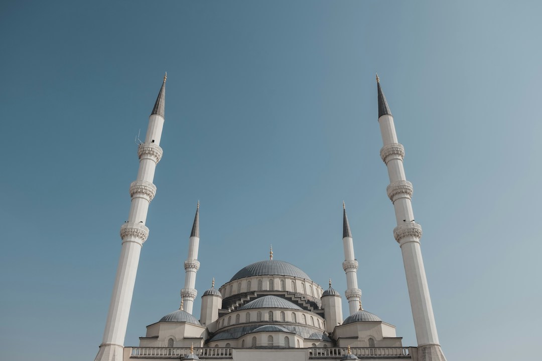 قباب مسجد ومآذنه تحت سماء صافية