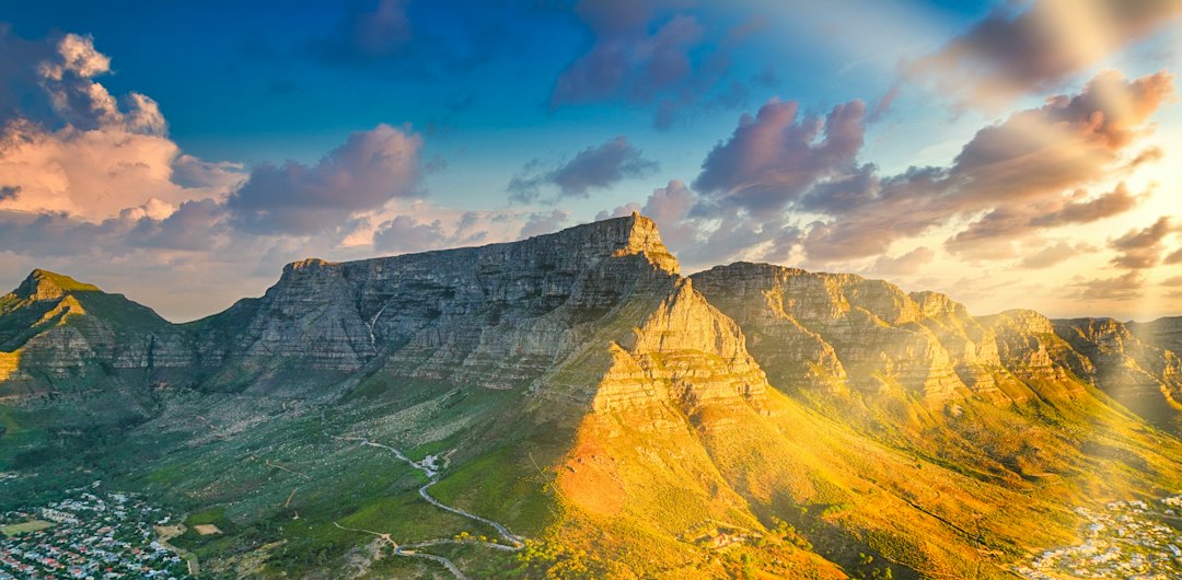 جبل الطاولة في كيب تاون عند آخر ضوء