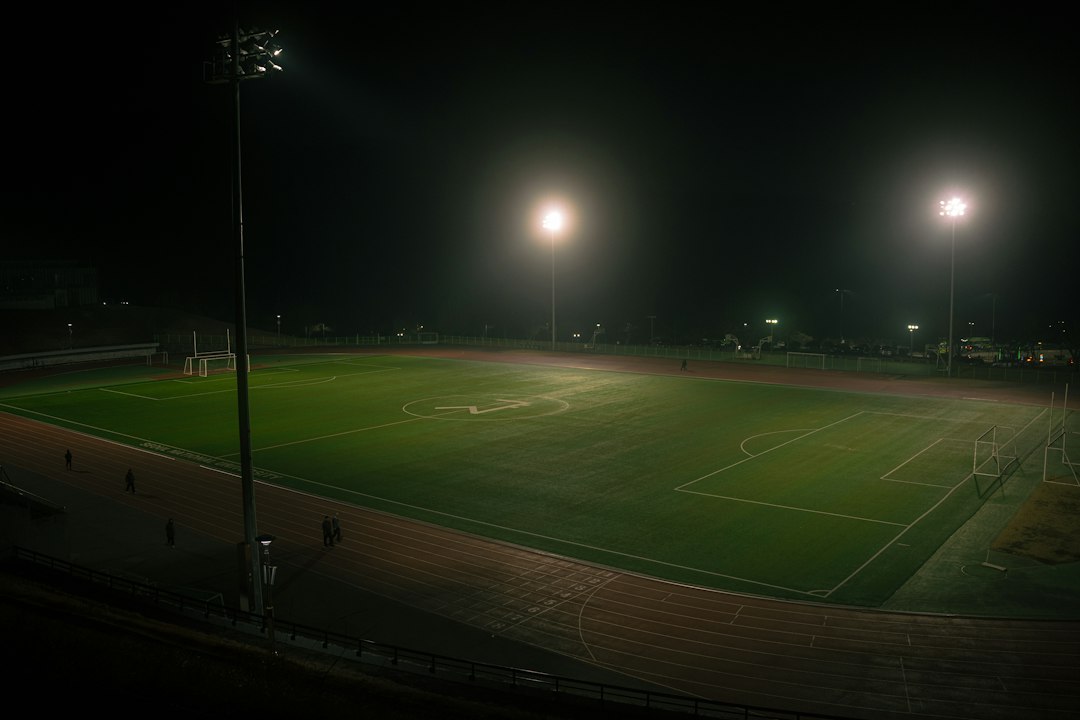 Leeres, nachts beleuchtetes Fußballfeld