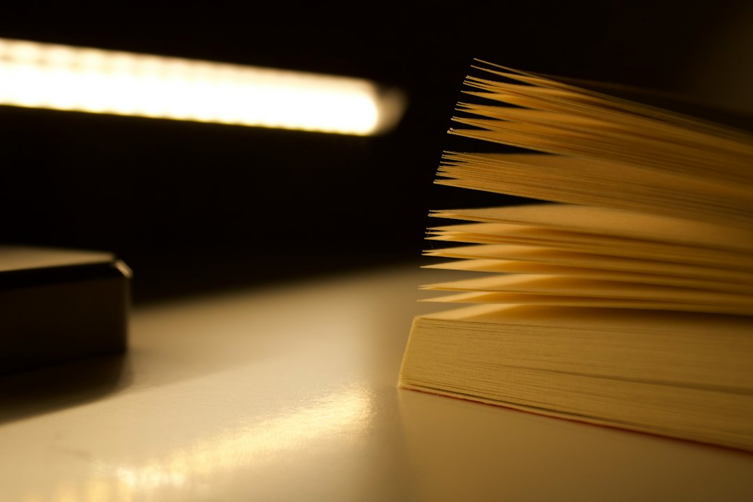 Ein offenes Buch, dessen Seiten von warmem Licht beleuchtet werden