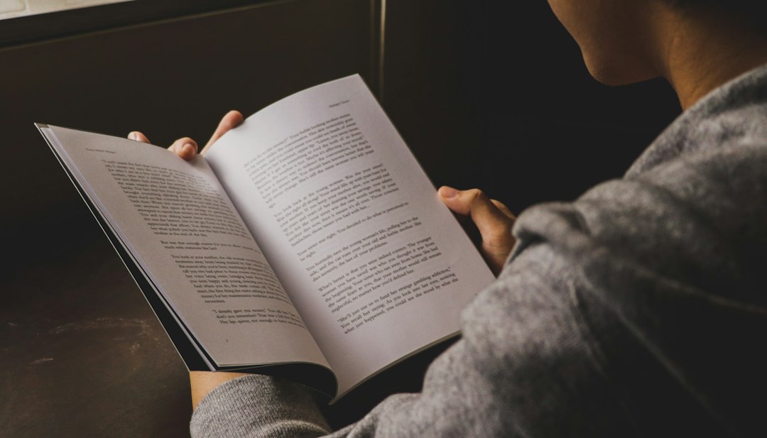 Un libro abierto bajo una luz serena