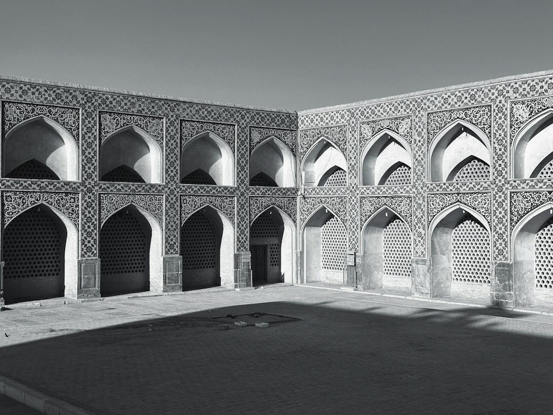 صفوف من الأقواس في ساحة معمارية