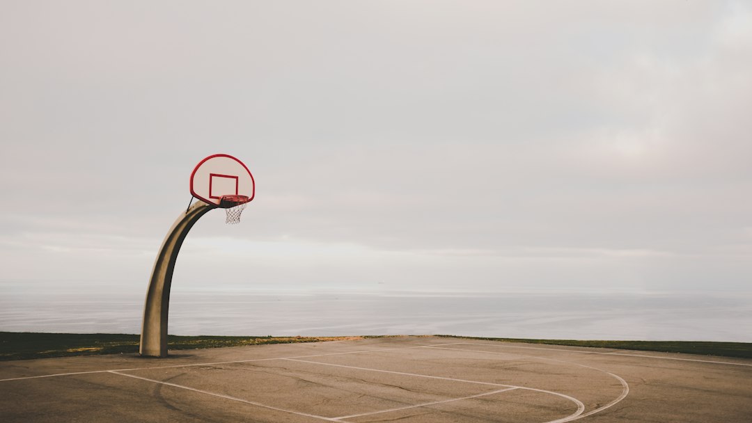 Ein leerer Basketballplatz im Freien bei Sonnenaufgang