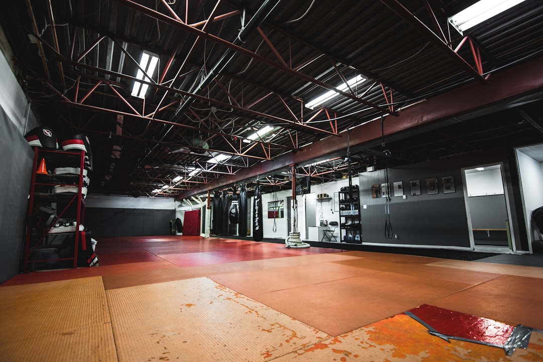 Un gimnasio tranquilo de artes marciales mixtas