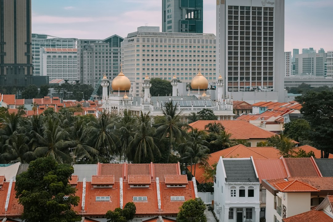 Eine Straße zur Sultan-Moschee in Singapur