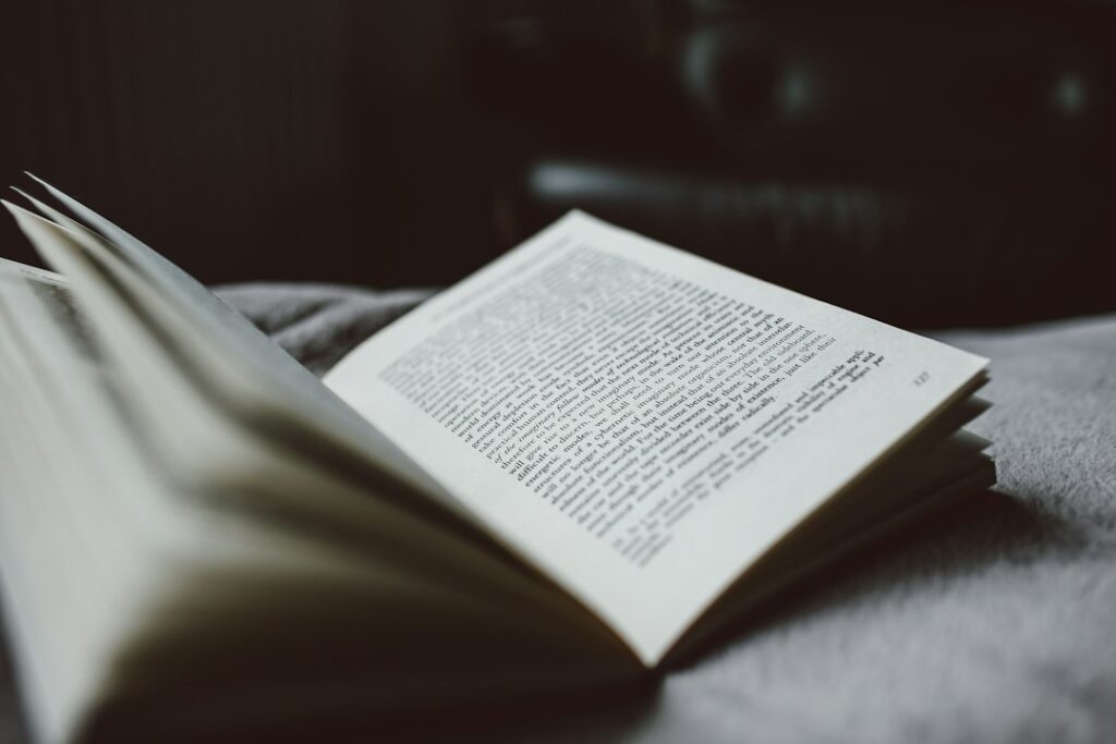 كتاب مفتوح في ضوء هادئ