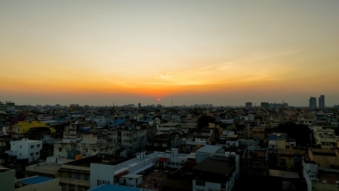 Sonnenuntergang über Gebäuden einer indischen Stadt