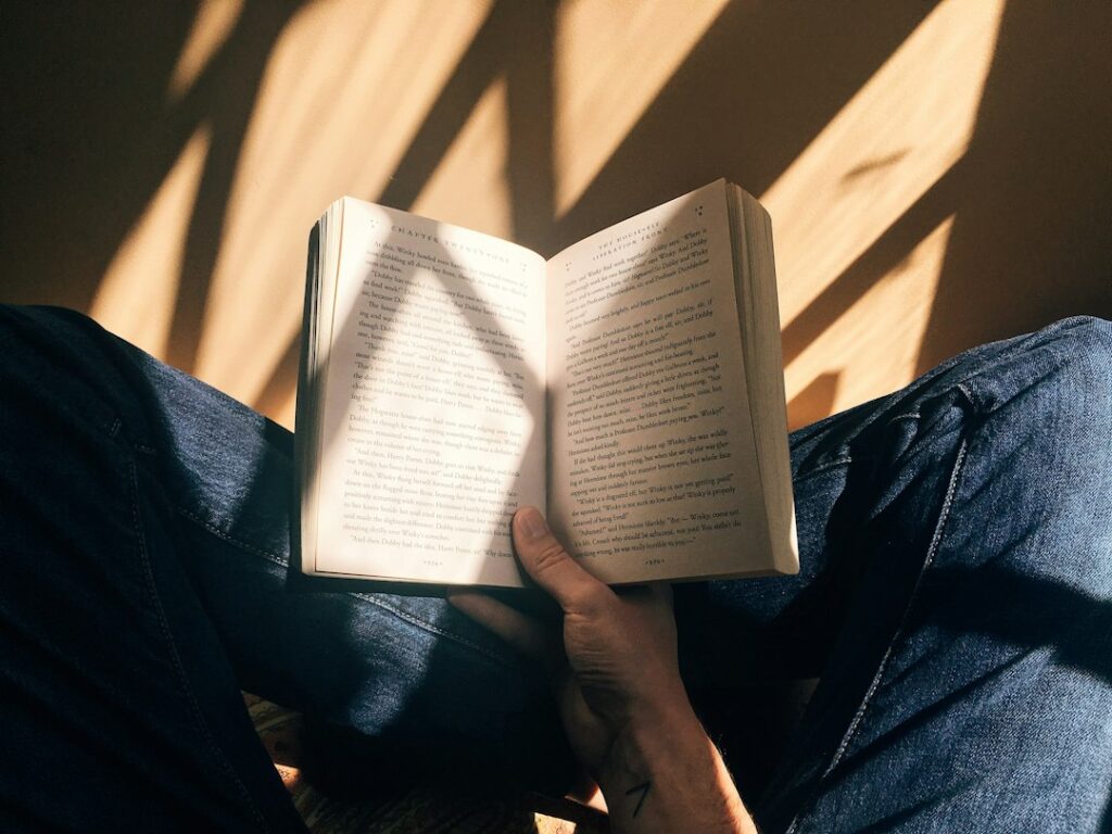 شخص يقرأ كتابًا